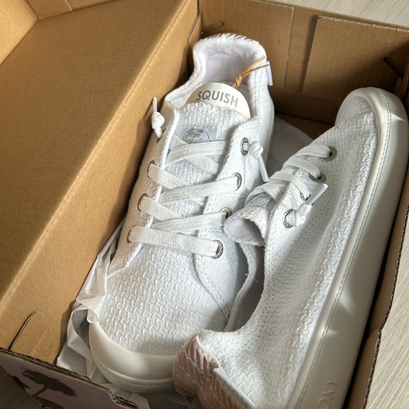 Roxy Sneakers - Picture 2 of 3